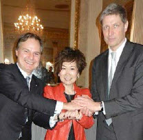 Peter Hess (left) and Frank Zacharias joining hands with Yvonne Chua.